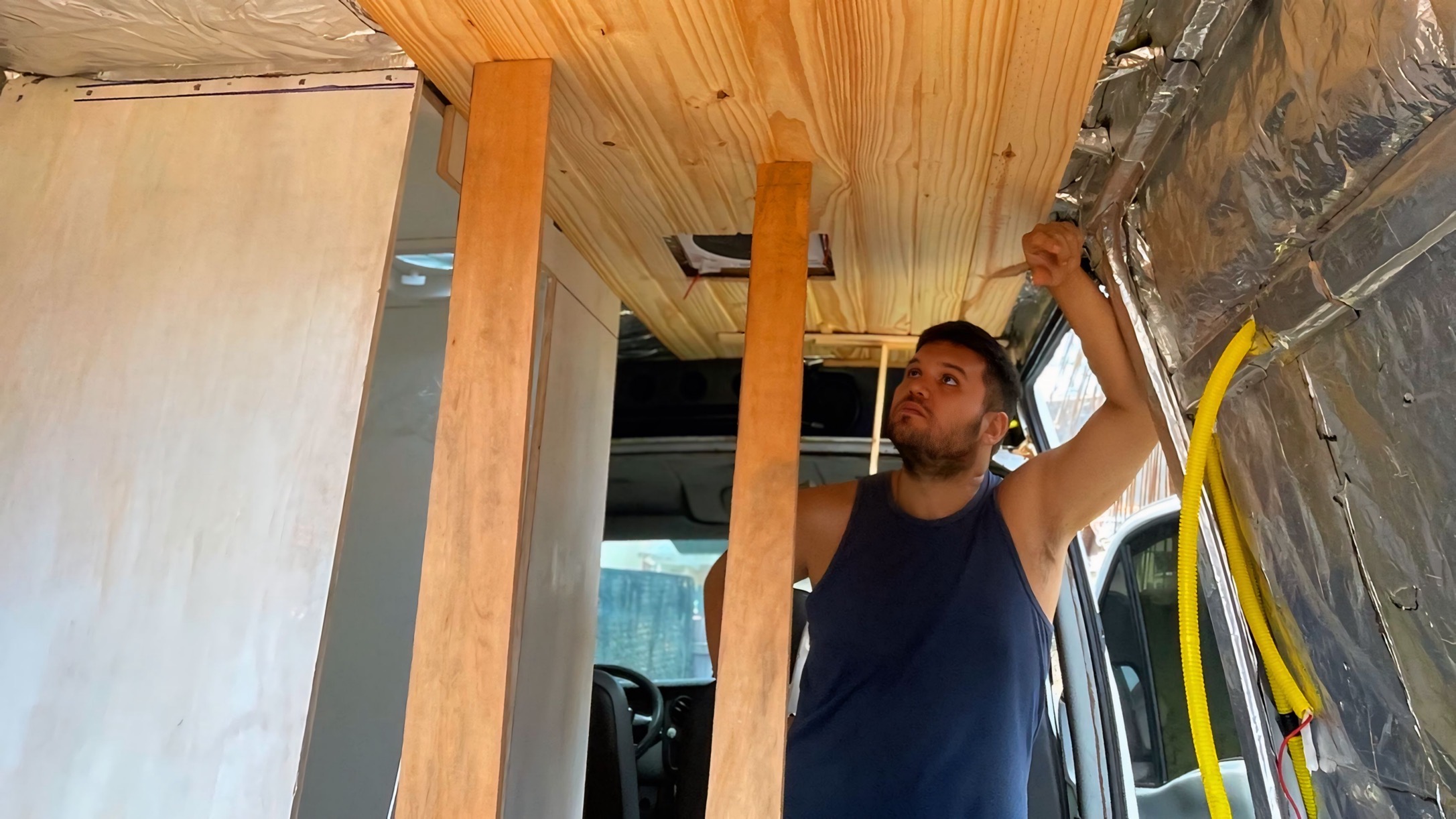 COMO REVESTIR O TETO COM LAMBRI DE PINUS | CONSTRUÇÃO DO MOTORHOME ARTESANAL