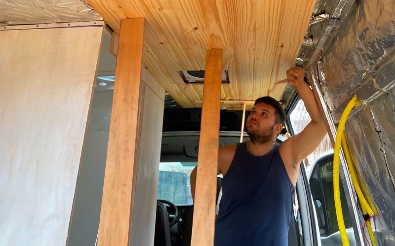 COMO REVESTIR O TETO COM LAMBRI DE PINUS | CONSTRUÇÃO DO MOTORHOME ARTESANAL